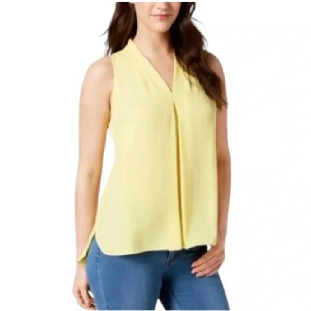 VINCE CAMUTO | INVERTED-PLEAT SLEEVELESS BLOUSE IN WILD DAISY SIZE M